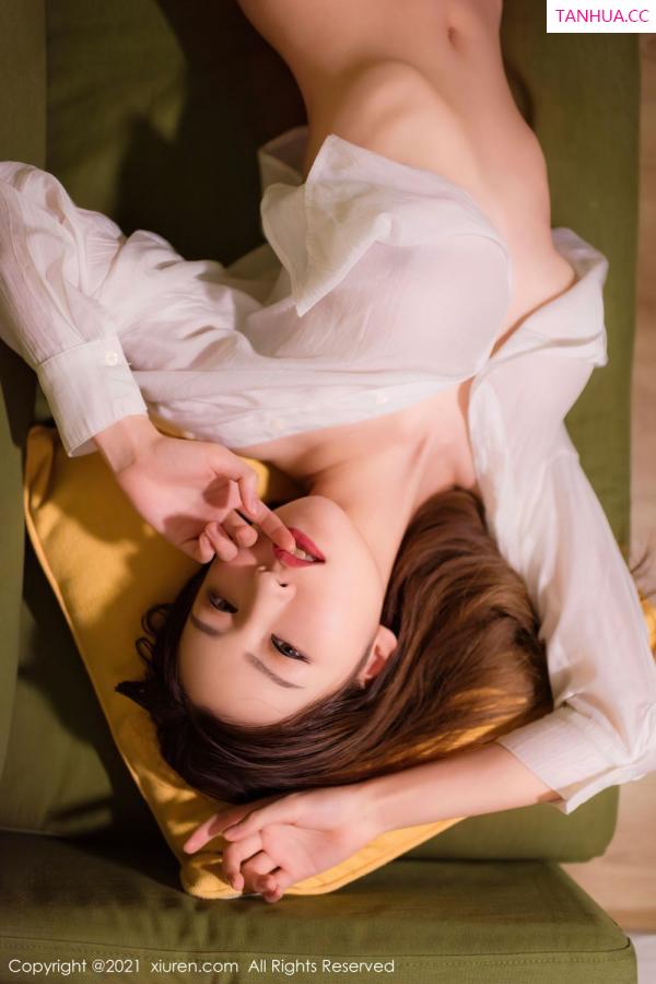 沈梦瑶  宅男女神沈梦瑶 慵懒的躺在沙发上第34张图片